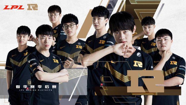 他巧妙地避 他巧妙地避